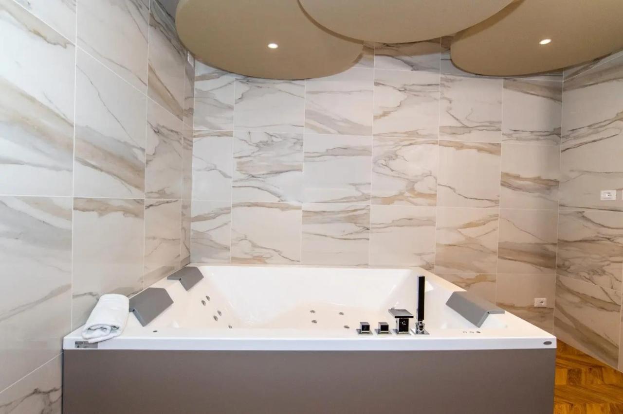 Jacuzzi Suite Home By Enjoy Garda Hotel Peschiera del Garda Exteriör bild
